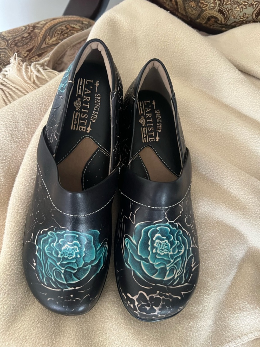 L'ARTISTE ELKAYJAY SLIP-ON
CLOGS